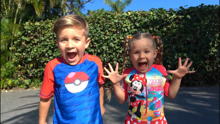 ماجراهای دیانا و روما - بازی با سرسره های بادی در پارک آبی کودک